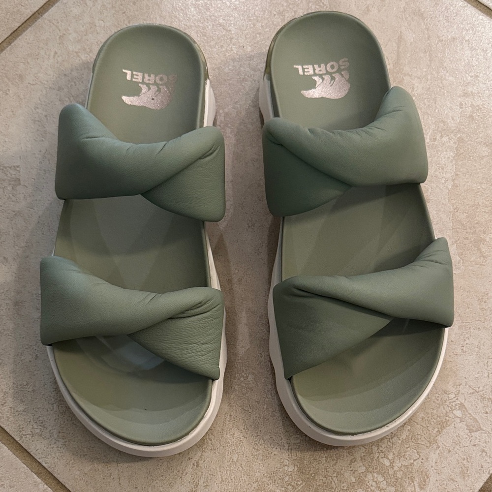 Sorel Viibe Twist Stone Green Slide Sandals
